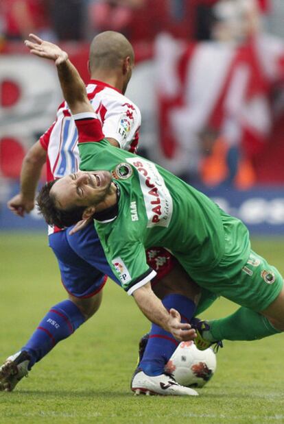 Lora pelea el balón con Munitis.