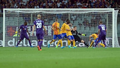 Bernardeschi fa el segon gol davant cinc rivals.