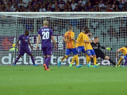 Bernardeschi mete el segundo gol ante cinco rivales.