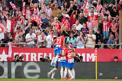 Los jugadores del Girona se abrazan tras un gol marcado al Barcelona que les dio el pase a la Champions del próximo curso.