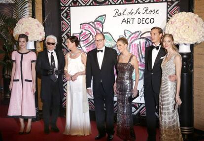 De izquierda a derecha: Carlota Casiraghi, Karl Lagerfeld, Carolina y Alberto de Mónaco, Paola Marzotto, Pierre Casiraghi y Beatrice Borromeo, a su llegada al último Baile de la Rosa.