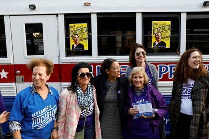 A candidata Ocasio-Cortez (centro) com simpatizantes em Nova York.