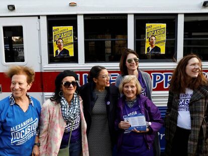 A candidata Ocasio-Cortez (centro) com simpatizantes em Nova York.