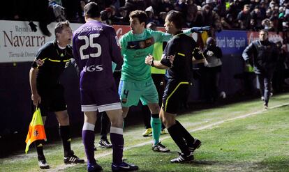 Cesc le protesta al arbitro el gol anulado