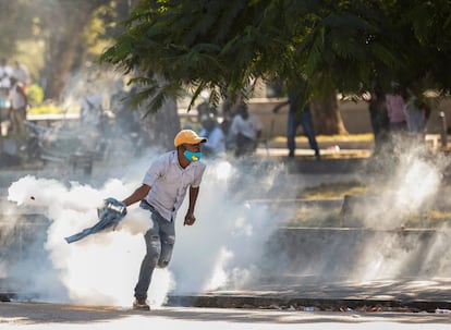 La oposición también denunció el giro autoritario del mandatario desde que hace un año disolvió el Parlamento y gobierna por decreto alimentando las críticas.