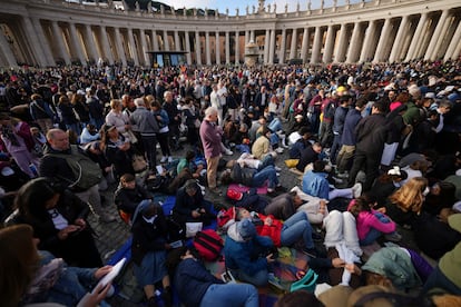 Grupos de fieles toman posiciones en la plaza de San Pedro desde primera hora de este sábado para asistir al funeral del papa Francisco. 