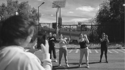 Un grupo de jóvenes graba un TikTok delante del Estadio Olímpico Universitario de México DF, en agosto de 2022.