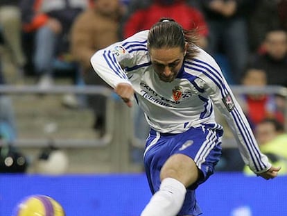 Sergio García dispara a puerta con el Zaragoza ante el Athletic.