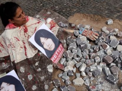 Una manifestante representa una lapidación en una protesta en Berlín.