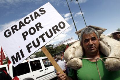 La crisis coloca a numerosas familias en el umbral de la pobreza. En la imagen, un manifestante del último Primero de Mayo, en Madrid.