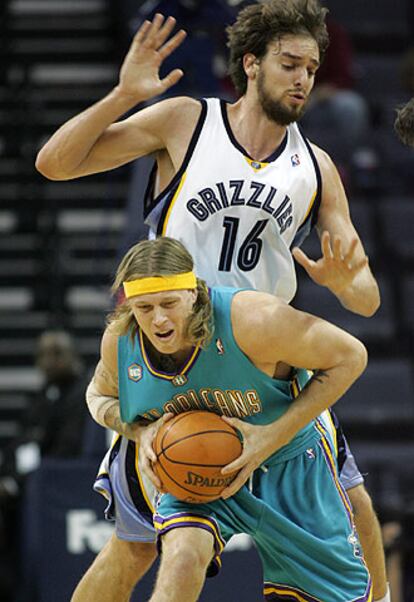 Pau Gasol en una choque contra el jugador de los New Orleans Hornets, Chris Anderson, durante el primer cuarto del partido.