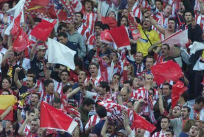 Seguidores del Atlético de Madrid durante la celebración del centenario del club en 2003.