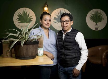 Felicia Covone y Wilmer Yajamín, propietarios de La Mezcaloteca (Madrid).