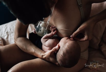 Amamentar o bebê começa logo após o nascimento. Esta foto, na qual uma mãe alimenta seu pequeno, é a imagem ganhadora da Melhor Foto nas Primeiras 48 horas de Vida. Titula-se 'Nutrição' e foi feita nos Estados Unidos.