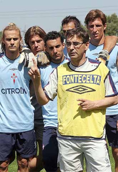 El entrenador del Celta, Fernando Vázquez, junto a sus jugadores para demostrar la unión entre ellos. Toni Moral es el primero por la izquierda.