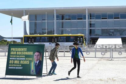 Placa em frente ao Planalto questiona esquema descoberto em investigação contra o senador Flávio Bolsonaro.