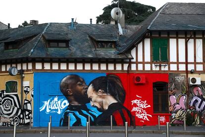 Mural de la ciudad italiana de Milan, en el que se ve al jugador del Inter De Milán, Romelu Lukaku chocando con Zlatan Ibrahimovic del AC Milan. Los estadios deportivos de toda Italia siguen bajo estrictas restricciones debido a la crisis sanitaria del COVID-19, ya que las leyes de distanciamiento social del Gobierno prohíben a los aficionados entrar en los recintos.