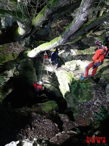 Los Bomberos rescatan al espeleólogo en Olesa de Bonesvalls (Barcelona).