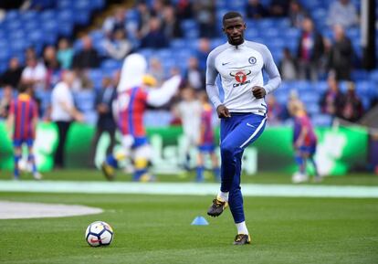 Antonio R&uuml;diger durante un calentamiento previo en el Chelsea.