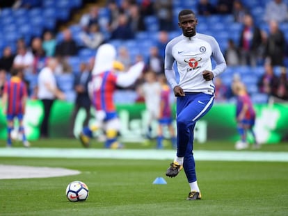 Antonio R&uuml;diger durante un calentamiento previo en el Chelsea.