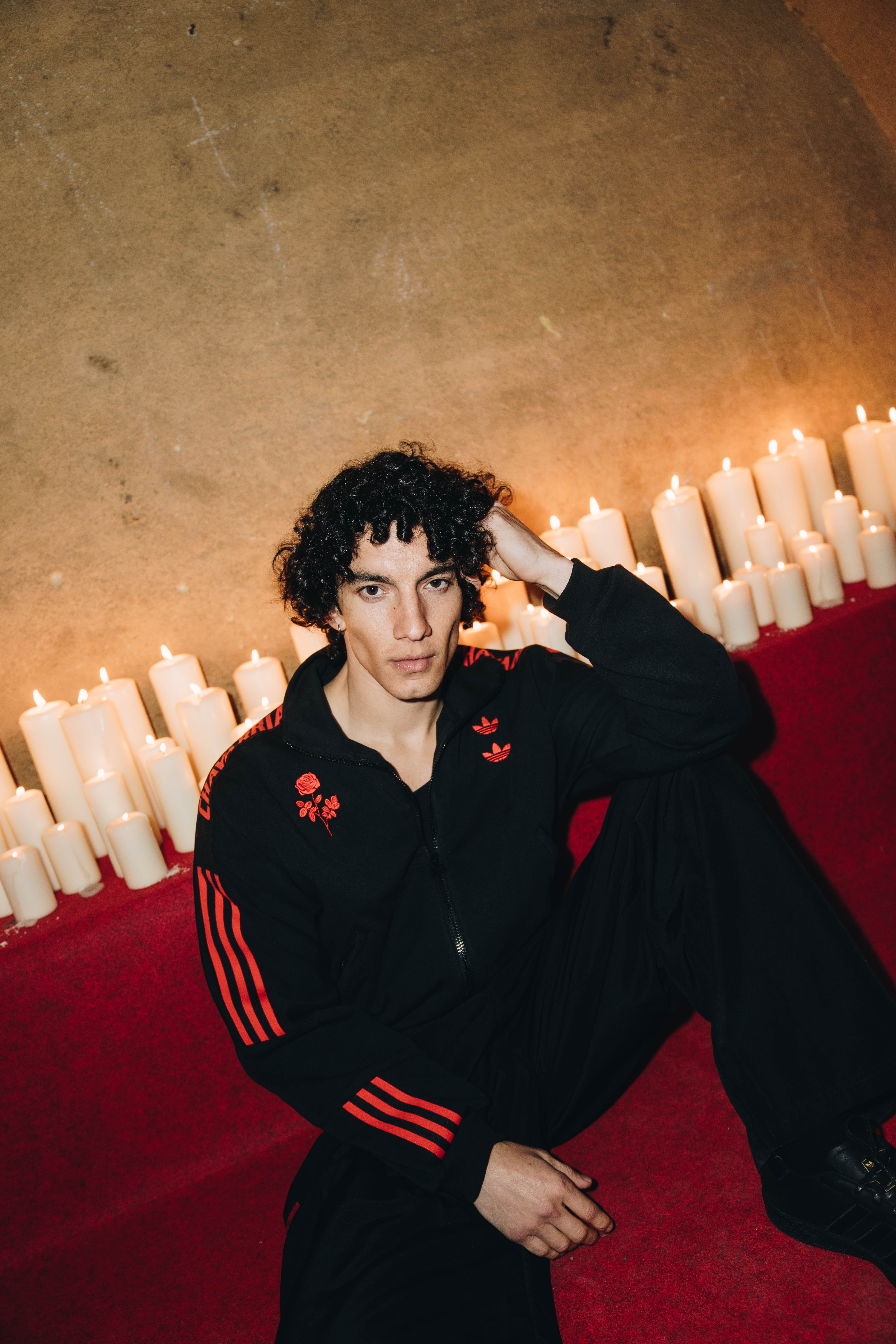 El chileno Jorge López, conocido por su papel en la serie 'Élite', acudió a la cita con uno de los diseños de esta colección. 