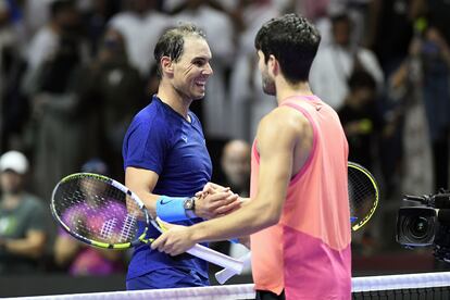 Nadal y Alcaraz se saludan tras finalizar el partido de este jueves en Riad.