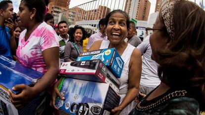 Dozens of people loot the Daka store in Valencia, Carabobo state.