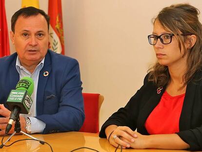 El alcalde de Coslada, Ángel Viveros, junto a la concejal de Recursos Humanos, Macarena Orosa, tras el pleno.