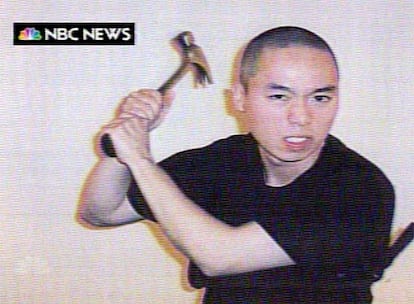 Una fuente de la NBC ha revelado que el paquete está fechado el lunes a las 9.01 (hora local), Cho Seung-Hui realizó su primer asesinato alrededor de las 7.15 de ese día