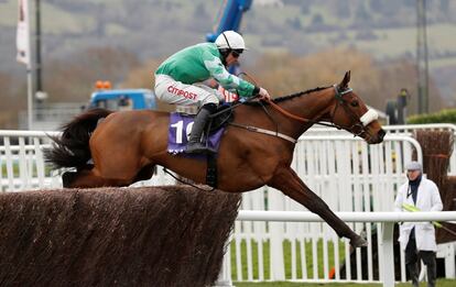 El jinete Davy Russell monta el caballo Percy durante la carrera de caballos del Festival de Cheltenham.