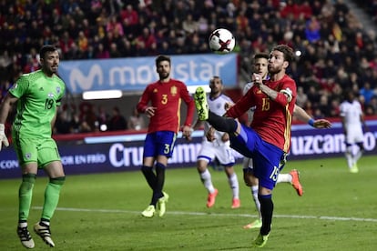 Sergio Ramos, intenta controlar el balón.