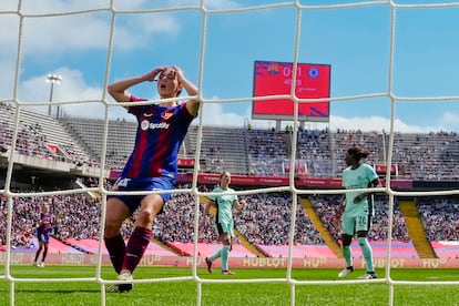 Aitana Bonmatí se lamenta de una ocasión perdida ante el Chelsea, durante el partido de ida de semifinales de la Champions League.