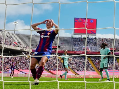 Aitana Bonmatí se lamenta de una ocasión perdida ante el Chelsea, durante el partido de ida de semifinales de la Champions League.