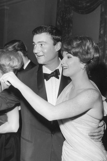 Vidal Sassoon era una socialité más en la época. En esta imagen le vemos bailando con la actric Adrienne Corri, mito erótico de los 60, en una gala benéfica.