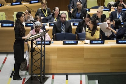 La activista por los derechos humanos, Nadia Murad, acompañada por la abogada Amal Clooney en un evento en la Sede de las Naciones Unidas en Nueva York (EE UU), el 9 de marzo de 2017.