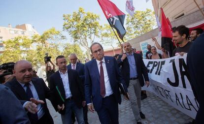 El presidente, Quim Torra, pasa junto al colectivo de doctorandos antes de presidir la inauguración oficial del curso 2019-2020, en Barcelona este viernes.