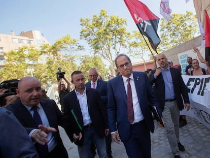 El presidente, Quim Torra, pasa junto al colectivo de doctorandos antes de presidir la inauguración oficial del curso 2019-2020, en Barcelona este viernes.