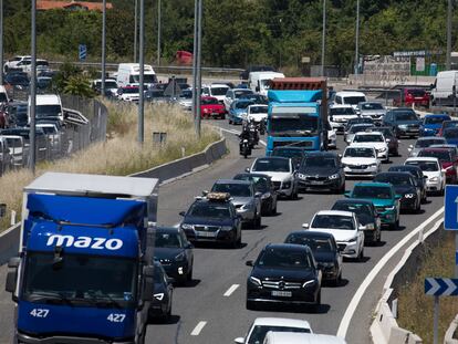 Atasco para salir de Madrid  por la A-3, este viernes.