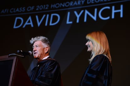 David Lynch recibe su título como Doctor Honoris Causa por el Instituto Estadounidense de Cine de manos de la actriz Laura Dern, en el Teatro Grauman, el 13 de junio de 2012 en Hollywood, California. 