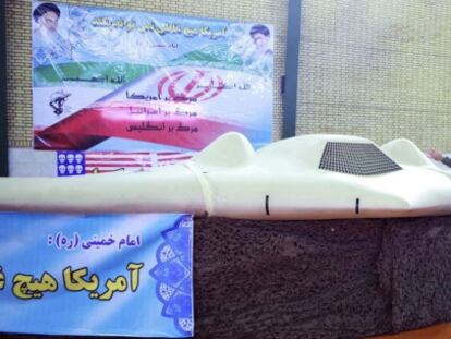 Oficiales de la Guardia Revolucionaria ante el 'drone' RQ-170 de EE UU, interceptado por las Fuerzas Aéreas iraníes en su territorio