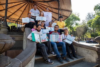 Coleccionistas de boletos del Sistema de Transporte Colectivo Metro en la Alameda Central, en Ciudad de México, el 9 de febrero de 2024.