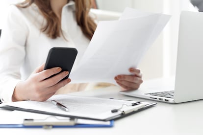 Businesswoman works with documents - Cómo acceder a las ayudas del fondo Next Generation EU - Estar donde estés - Banco Sabadell