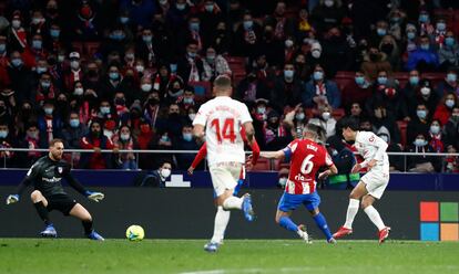 Kubo remata para superar a Oblak y establecer el 1-2  definitivo en el Atlético-Mallorca disputado este sábado en el Wanda Metropolitano. REUTERS/Sergio Perez
