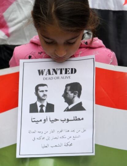 Una menor siria de origen kurdo protesta junto a la oficina de la Liga Árabe en Beirut (Líbano).