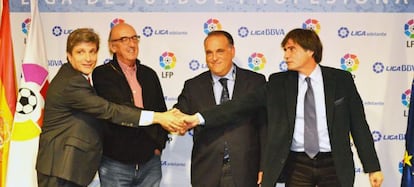 Gerardo Mari&ntilde;as (AAM), Jaume Roures (Mediapro), Javier Tebas (LFP) y Jos&eacute; Manuel G&oacute;mez Bravo (PRISA), ayer en Madrid.