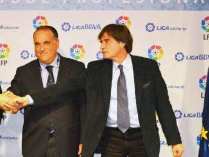 Gerardo Mari&ntilde;as (AAM), Jaume Roures (Mediapro), Javier Tebas (LFP) y Jos&eacute; Manuel G&oacute;mez Bravo (PRISA), ayer en Madrid.