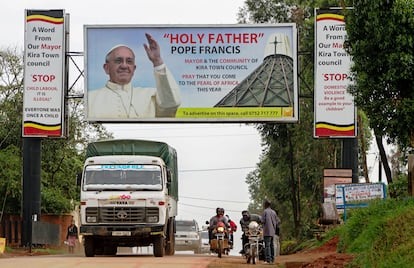 Pancarta para recibir al papa Francisco cerca de Kampala (Uganda) durante su visita al país africano en noviembre de 2015