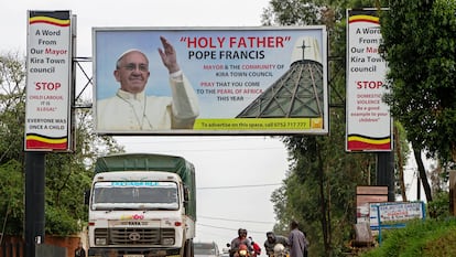Pancarta para recibir al papa Francisco cerca de Kampala (Uganda) durante su visita al país africano en noviembre de 2015.