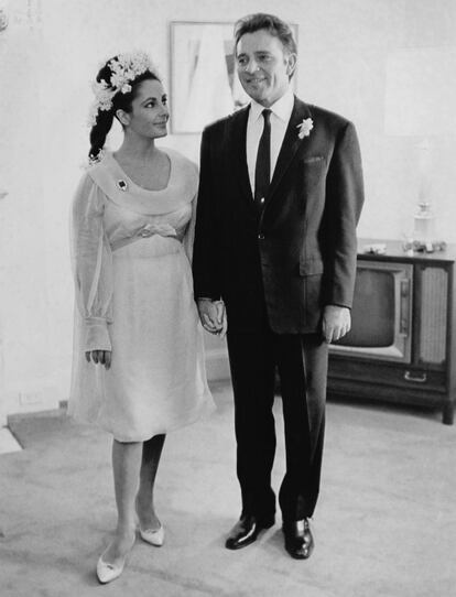 Elizabeth Taylor y Richard Burton durante su primera boda en Montreal, Canadá. 