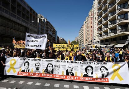 Milers de persones omplen el Paral·lel abans de la manifestació pels presos sobiranistes.